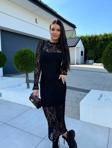 Détails de la dentelle florale sur cette robe midi noire moulante élégante pour femmes