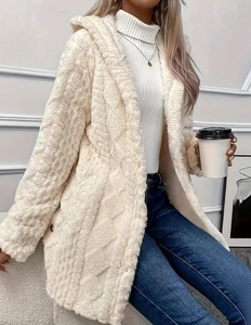 Détail du manteau en polaire sherpa blanche avec motif losanges et capuche douce