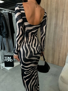 Détail du dos nu en U profond de cette robe longue moulante à imprimé zébré sexy