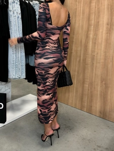 Détail de la robe à imprimé tigre rose et noir avec coupe ajustée et dos nu en U
