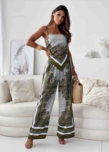 Détail d'un ensemble deux pièces imprimé paisley soyeux avec haut dos nu et pantalon large
