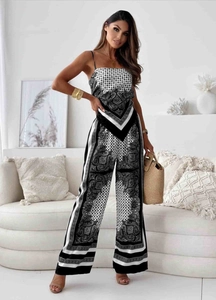 Détail de la combinaison large à taille haute avec imprimés paisley noirs et blancs
