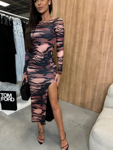 Détail de la robe mi-longue à imprimé animal avec fente latérale et manches longues