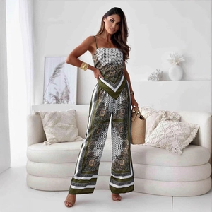 Conjunto de camisola y pantalón ancho con estampado paisley en satén verde oliva y blanco