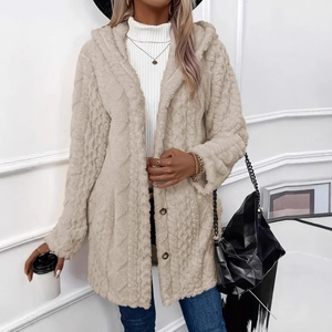 Manteau à capuche en polaire beige pour femme avec boutons marbrés et texture douce