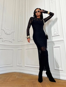 Robe longue en dentelle noire ajustée avec motifs ajourés et manches longues