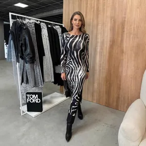 Robe midi ajustée à manches longues avec imprimé zébré, fente latérale et col rond
