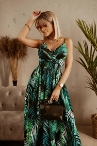 Détail d'une robe à col en V avec imprimé palmier tropical et taille élastiquée