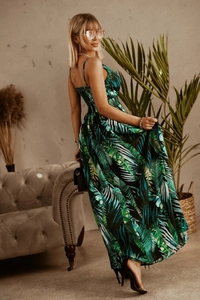 Détail d'une robe longue d'été à imprimé tropical avec taille élastique et fines bretelles