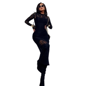 Robe longue en dentelle noire moulante avec manches longues et détails ajourés sexy
