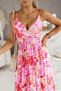 Détail de la robe bohème fleurie avec taille élastique froncée et décolleté en V profond