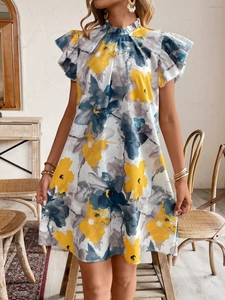 Détail d'une robe fleurie à col en V avec imprimé floral jaune et manches à volants
