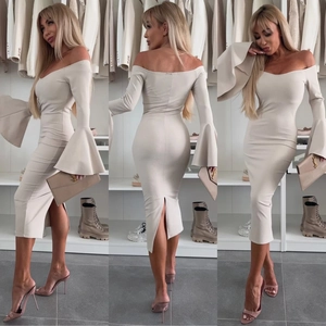 Détail de la robe tricotée beige à épaules dénudées avec longues manches évasées