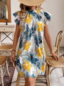 Détail d'une robe d'été à col en V avec un imprimé floral bohème jaune et bleu