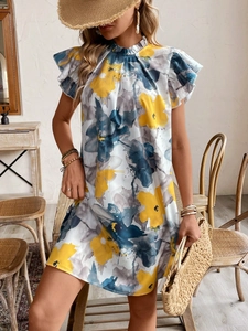 Détail d'une robe d'été à col en V avec imprimé fleuri et manches à volants