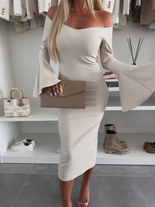 Détail de la robe mi-longue beige à épaules dénudées avec maille côtelée et manches évasées