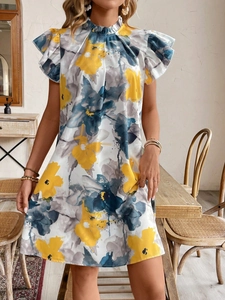 Détail d'une robe d'été à imprimé fleuri avec col en V et volants aux manches