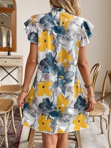 Détail du dos d'une robe fleurie d'été avec ouverture en goutte et manches à volants