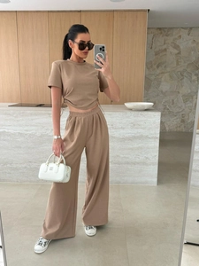 Detailansicht eines kamelfarbenen Lounge-Sets mit kurzem Kordelzug-Top und weiter Hose