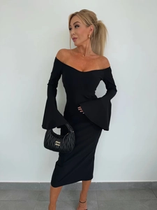 Détail d'une robe noire à épaules dénudées avec des manches évasées et un tissu en maille ajusté