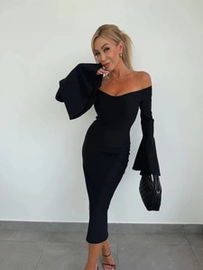Détail d'une robe noire à épaules dénudées avec des manches évasées et coupe ajustée