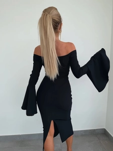 Détail de la robe noire à épaules dénudées avec manches évasées et fente dans le dos