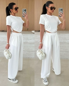 Detail eines weißen Zweiteilers mit Crop-Top mit Kordelzug und weiter Hose für Damen