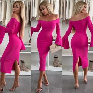 Détails d'une robe fuchsia moulante à épaules dénudées avec de larges manches cloche