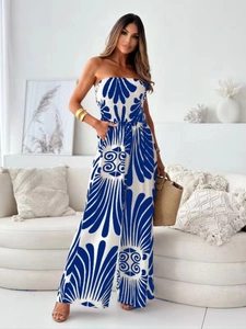 Détail de la combinaison bustier bohème avec imprimés floraux bleus et blancs stylés