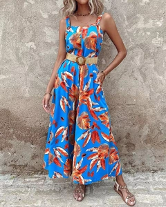 Detail eines Overalls mit Tropenprint, eckigem Ausschnitt und geflochtenem Gürtel mit Schnalle