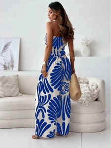 Détail de la combinaison bustier à taille haute avec imprimé cachemire bleu sur blanc