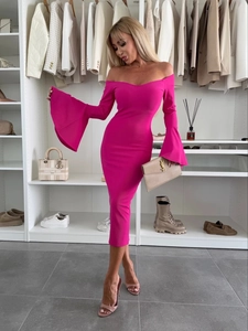 Vue détaillée de la robe midi fuchsia à épaules dénudées avec manches cloches et coupe ajustée