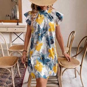Robe fluide pour femme avec imprimé floral et col en V dans un cadre d'intérieur doux