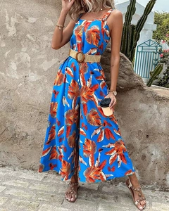 Detail eines blauen Jumpsuits mit Tropenmuster, weitem Bein und geflochtenem Gürtel