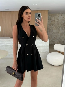 Détail de la robe courte noire à col en V avec boutons dorés décoratifs à double boutonnage