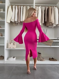 Détail d'une robe midi élégante à épaules dénudées avec manches cloches et fente rose