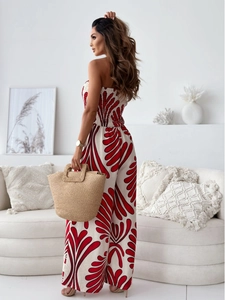 Détail d'une combinaison d'été bustier avec imprimé feuilles rouges et pantalon large