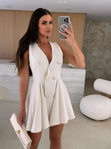 Détail d'une robe blanche sans manches à col en V avec double boutonnage et jupe plissée