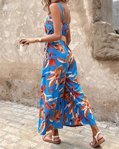 Detail eines sommerlichen Jumpsuits mit tropischem Print und gewebtem Gürtel-Accessoire