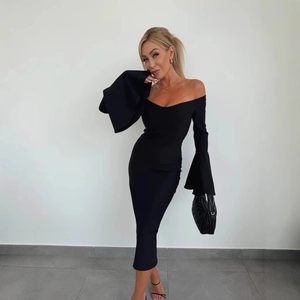 Robe moulante noire élégante à épaules dénudées avec de longues manches cloches
