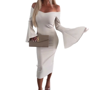 Robe élégante beige à épaules dénudées en maille côtelée avec manches cloches et coupe slim