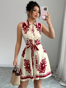 Détails d'une robe sans manches avec imprimé floral rouge vintage et ceinture nouée