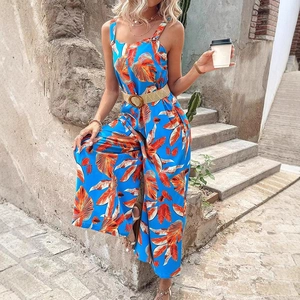 Sommerlicher Blumen Jumpsuit mit Gürtel und tropischem Muster in Blau und Orange