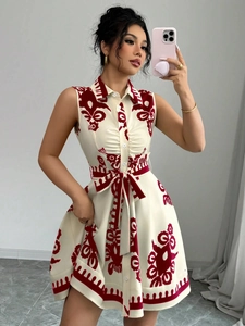 Détails d'une robe sans manches à imprimé ethnique rouge avec ceinture à nouer