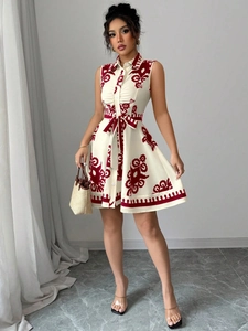 Détail d'une robe sans manches à imprimé floral rouge avec col chemise et ceinture