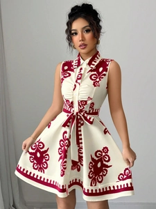Détail d'une robe chemise sans manches avec imprimé ethnique, col revers et ceinture