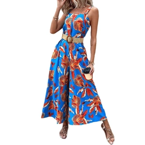 Sommerlicher blauer Jumpsuit mit Tropenprint, weitem Bein und Webgürtel