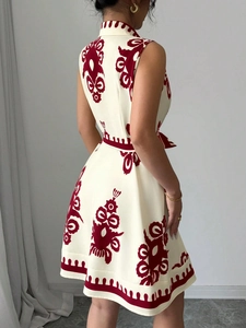 Détail du lien à la taille et imprimé fleuri rouge sur robe trapèze sans manches