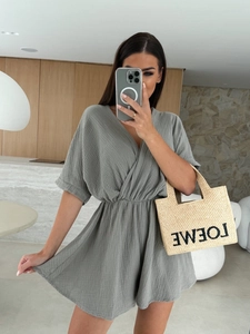 Détail d'un combishort gris à col en V, tissu en crêpe texturé avec taille élastiquée