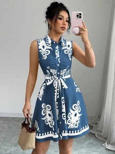 Détail de la robe chemise sans manches bleu marine à fleurs avec ceinture nouée